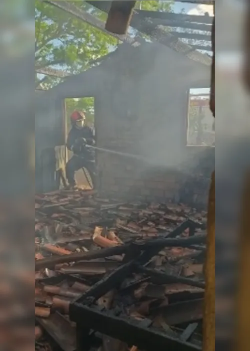 
				Incêndio destrói casa em AL após homem atear fogo em botijão de gás
			
			