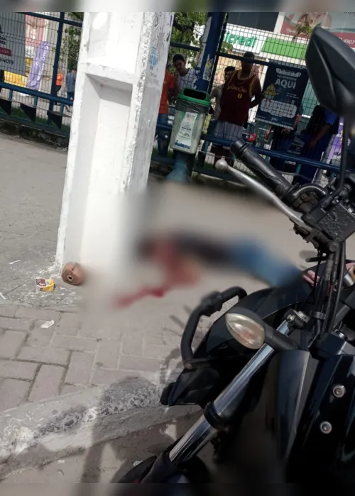 
			
				Jovem é assassinado a tiros  em ponto de ônibus em frente a shopping
			
			