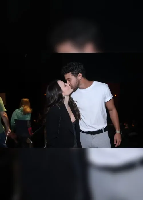 
			
				Larissa Manoela e André Luiz trocam beijão em estreia de peça
			
			