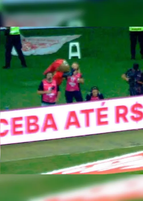 
				Mascote do Inter disse que beijou repórter para ‘tirar onda’
			
			