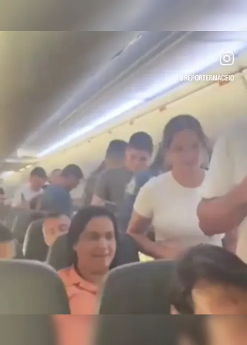 
				Passageiros fazem fila para tirar foto com Bolsonaro durante voo
			
			