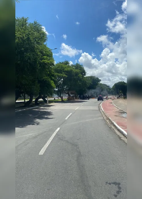 
				Pescadores bloqueiam trecho de avenida em protesto no Vergel
			
			
