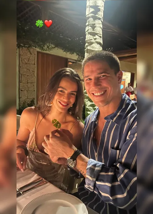 
				Romulo Arantes e Mari Saad mostram preparativos para o casamento
			
			