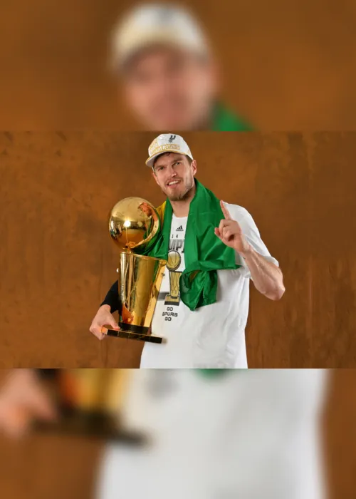 
			
				Tiago Splitter terá camisa aposentada em clube espanhol onde é ídolo
			
			