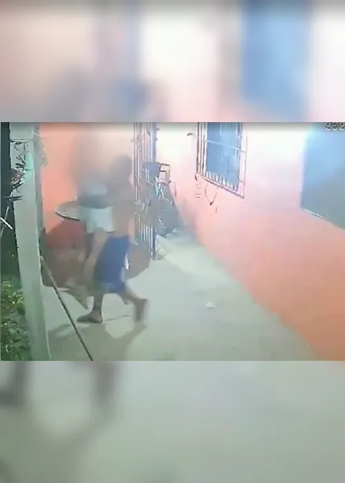 
			
				VÍDEO: imagens mostram homem raptando mulher antes de estupro
			
			