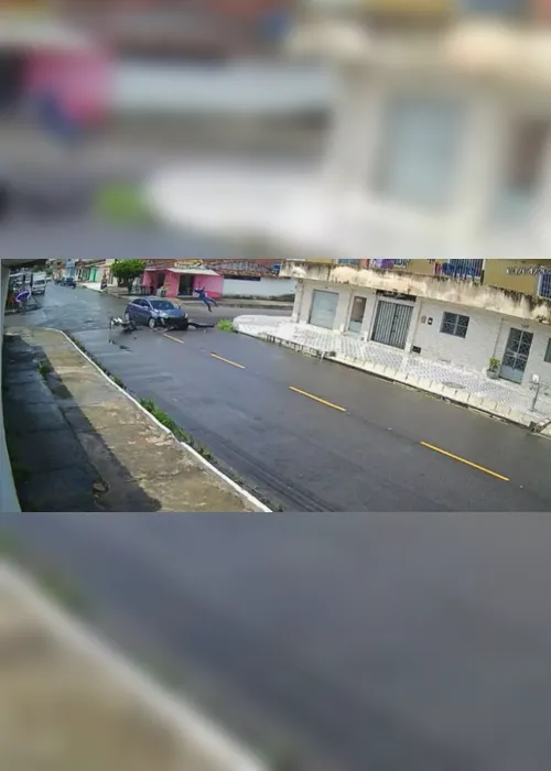
			
				Vídeo: motociclista é arremessado após colisão com carro no Clima Bom
			
			