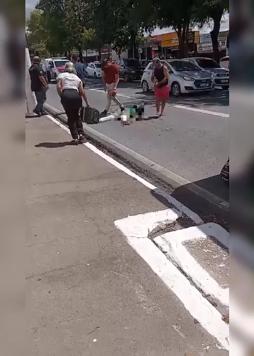 
				Vídeo: funcionária de banco morre após cair de moto e ser atropelada por ônibus no Farol
			
			