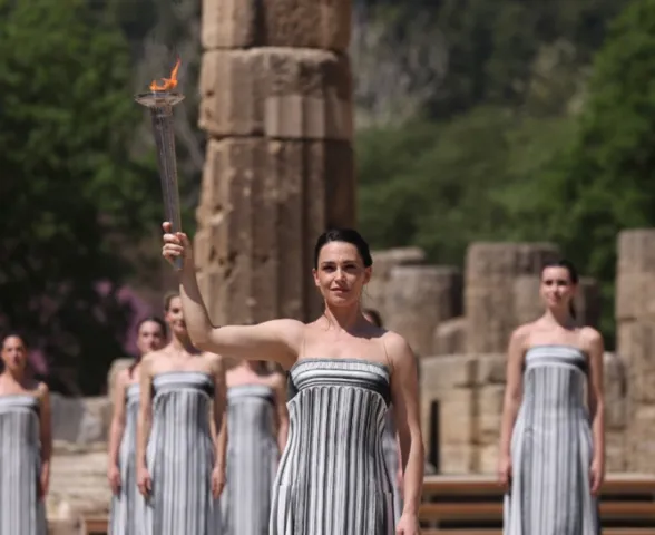 Chama olímpica para jogos de Paris é acesa na Grécia