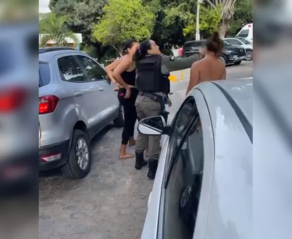 Vídeo: PM dá tapa no rosto de mãe suspeita de agredir a filha