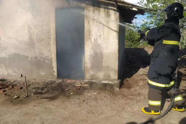 
				
					18 bombeiros atuaram em incêndio em casa em Limoeiro de Anadia
				
				