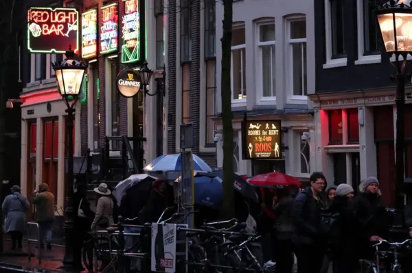 
				
					Amsterdã proíbe novos hotéis em luta contra turismo de massa
				
				