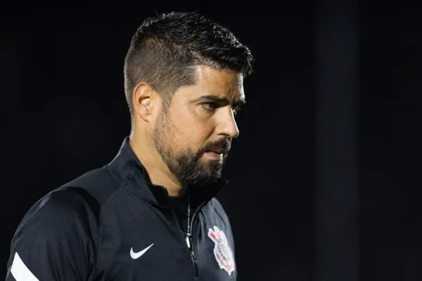 
				
					António Oliveira corre risco de demissão no Corinthians
				
				