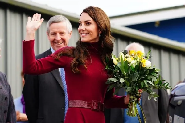 
				
					Após revelar câncer, Kate se torna integrante mais popular da realeza
				
				