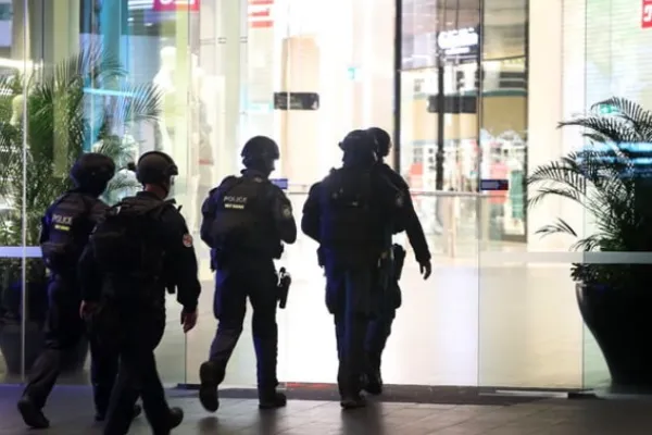 
				
					Ataque a facadas em shopping deixa ao menos sete mortos na Austrália
				
				