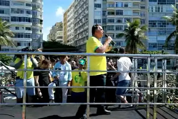 
				
					Bolsonaro diz ser acusado sem provas e exalta Elon Musk em ato no Rio
				
				