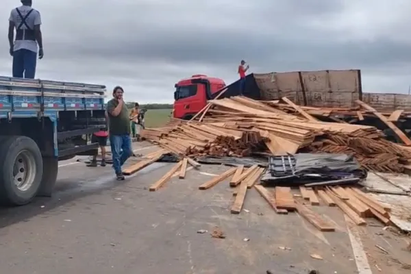 
				
					Carreta invade pista contrária, tomba e interdita rodovia em Arapiraca
				
				