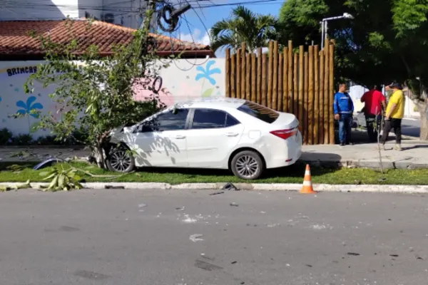 
				
					Carro colide com poste em frente a escola na cidade de Arapiraca
				
				