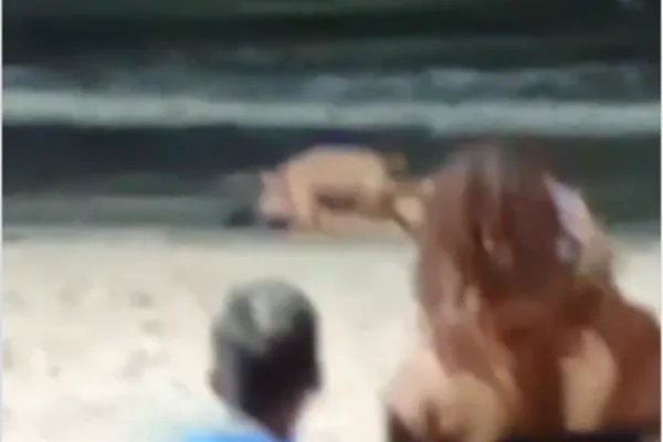 
				
					Casal é flagrado fazendo sexo na areia da praia de Ponta Verde
				
				