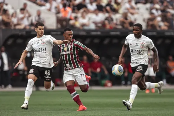 
				
					Corinthians bate Fluminense e deixa a zona de rebaixamento
				
				