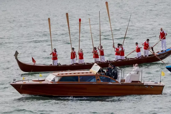
				
					De barco e carrinho de golfe, Papa faz 1ª viagem do ano
				
				