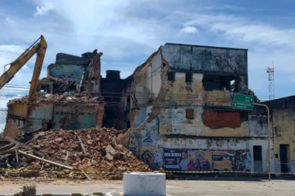 
				
					Equipes da Defesa Civil iniciam demolição de antigo prédio no Jaraguá
				
				