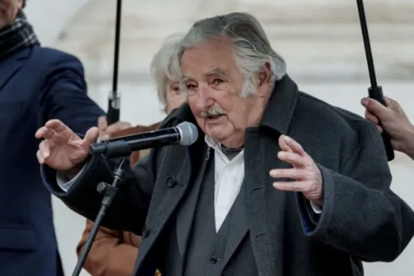 
				
					Ex-presidente uruguaio José Mujica anuncia tumor no esôfago
				
				