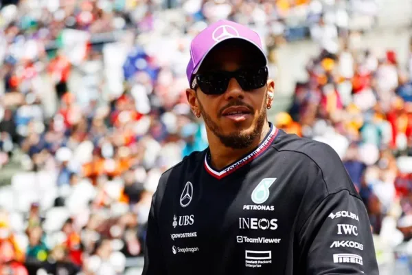 
				
					Hamilton reclama de falas sobre ida à Ferrari
				
				
