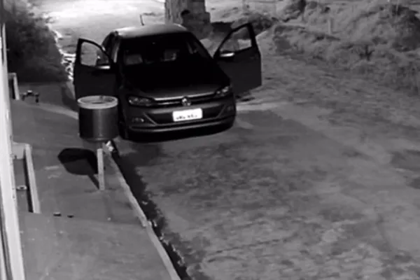 
				
					Homem é baleado na frente da filha e tem carro roubado; veja vídeo!
				
				