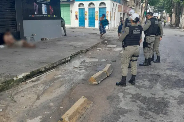 
				
					Homem é encontrado morto em calçada no centro de Maceió
				
				