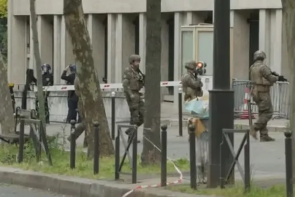 
				
					Homem é preso após ameaça de bomba à embaixada do Irã em Paris
				
				