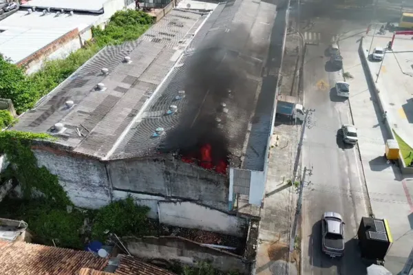 
				
					Após incêndio, Defesa Civil avalia estrutura da loja Magazine Luiza
				
				