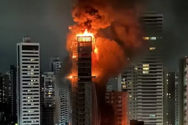 
				
					Incêndio atinge prédio em construção no Recife
				
				