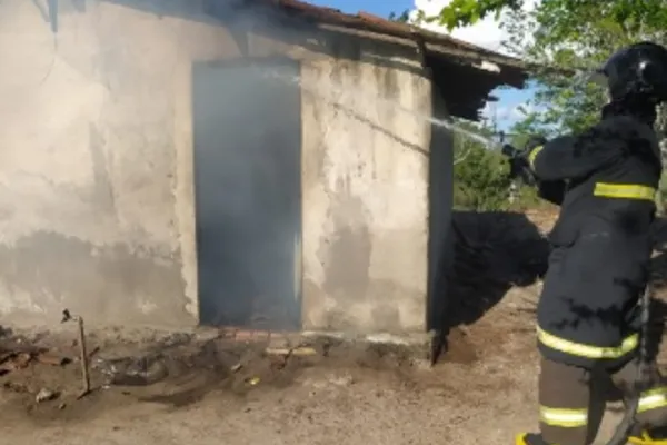
				
					Incêndio destrói casa em AL após homem atear fogo em botijão de gás
				
				