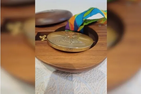 
				
					Jogador vende medalha do 1º ouro olímpico do Brasil no futebol
				
				