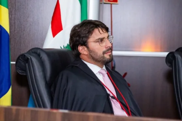 
				
					Jurista Rodrigo Prata é o novo Ouvidor do Tribunal Regional Eleitoral
				
				