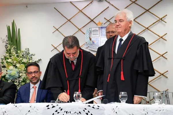
				
					Lean Araújo toma posse da chefia do Ministério Público do Estado
				
				