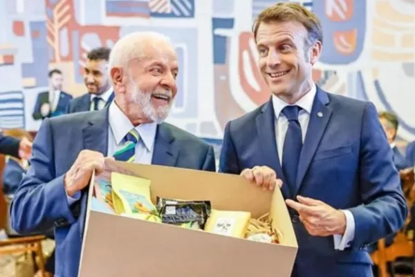 
				
					Lula presenteia Macron com queijos brasileiros; saiba de onde são
				
				