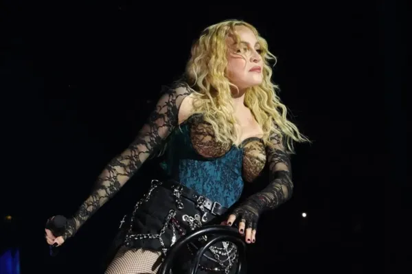 
				
					Madonna pede para fãs brasileiros pararem de falar português em show
				
				