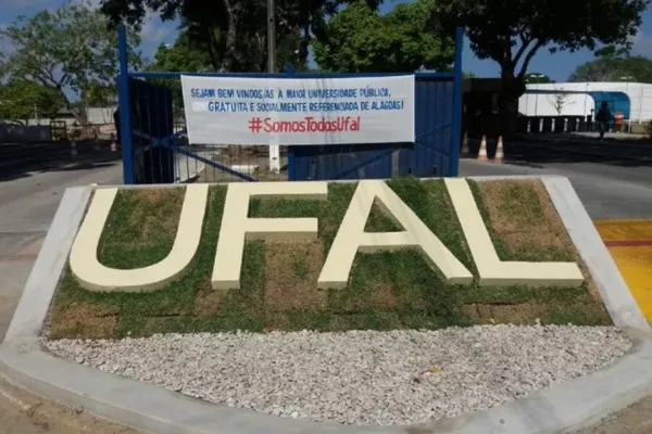
				
					Greve na UFAL: Trabalhadores se unem em busca de recomposição salarial
				
				