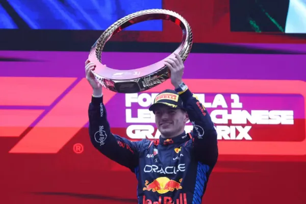 
				
					Max Verstappen vence GP da China de F1 pela primeira vez
				
				