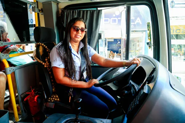 
				
					Motorista de ônibus rompe estereótipos e compartilha experiências
				
				
