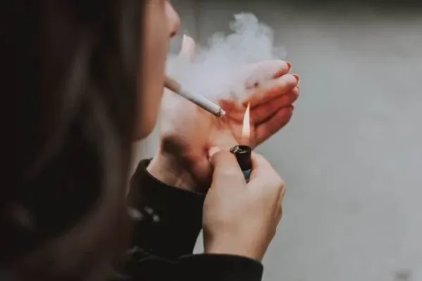 
				
					Mulheres ficam dependentes de nicotina mais rápido, sugere estudo
				
				