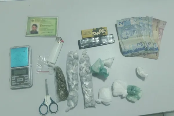 
				
					Operação prende homem flagrado com maconha e cocaína em sacola
				
				
