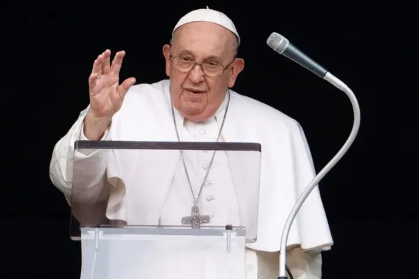 
				
					Papa Francisco oferece orações a vítimas do ataque a faca em shopping
				
				
