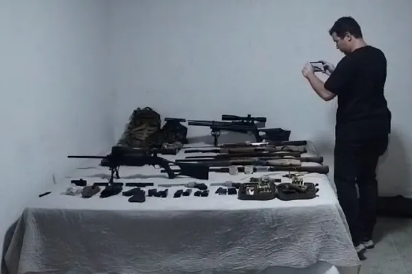 
				
					Polícia apreende arsenal de armas em ateliê de suspeito de chacina
				
				