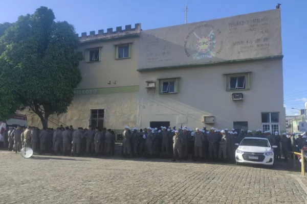 
				
					Policiais militares realizam procissão em honra a São Jorge em Maceió
				
				