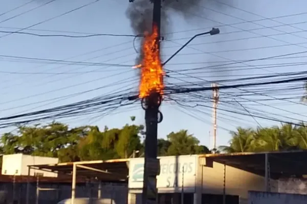 
				
					Poste pega fogo, explode e deixa moradores às escuras na Santa Amélia
				
				