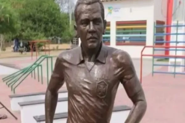 
				
					Prefeitura de Juazeiro (BA) retira estátua de Daniel Alves
				
				