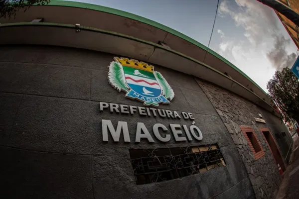 
				
					Prefeitura de Maceió antecipa e paga o salário de abril nesta sexta
				
				