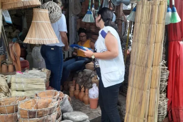 
				
					Prefeitura de Maceió orienta comerciantes em ação de combate à dengue
				
				